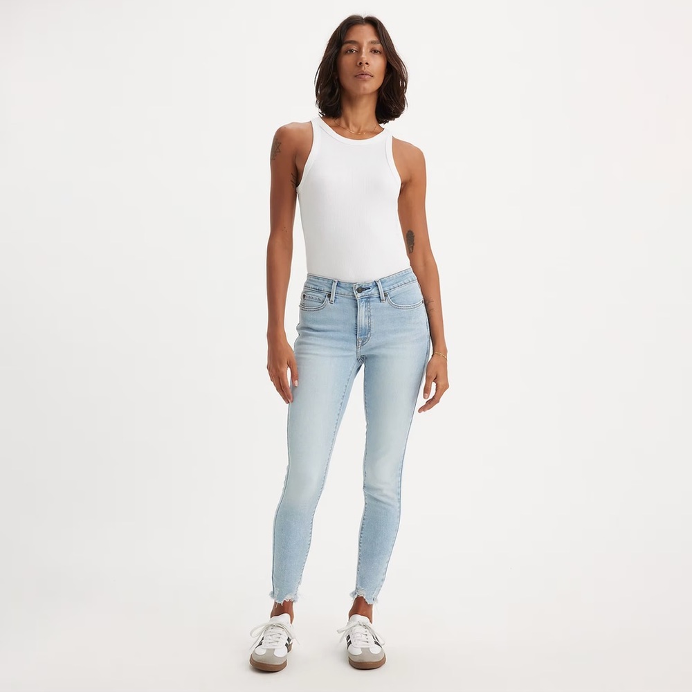 Levi’s 724 High Rise Slim Fit Straight Jean Color Light Blue Wash Size 24